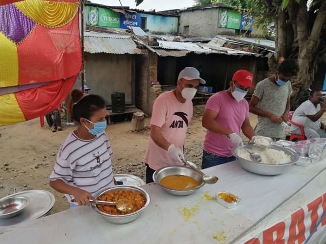 काठमाडौँबाट गौरीफन्टा नाका पुगेर खाना खुवाउँदै नेता महर
