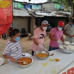 काठमाडौँबाट गौरीफन्टा नाका पुगेर खाना खुवाउँदै नेता महर