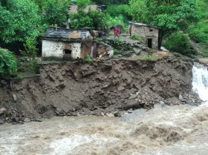 बाढीले बगाएर अछाममा १७ जना बेपत्ता, दुईको मृत्यु