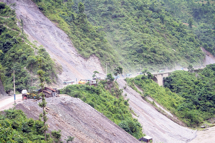 पहिरोले नारायणगढ–मुग्लिन सडक पुनः अवरुद्ध