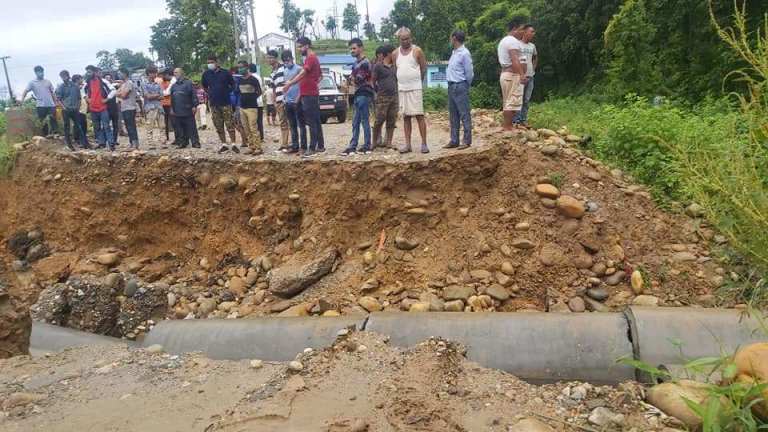 बाढीले डाइभर्सन बगाएपछि सडक अवरुद्ध