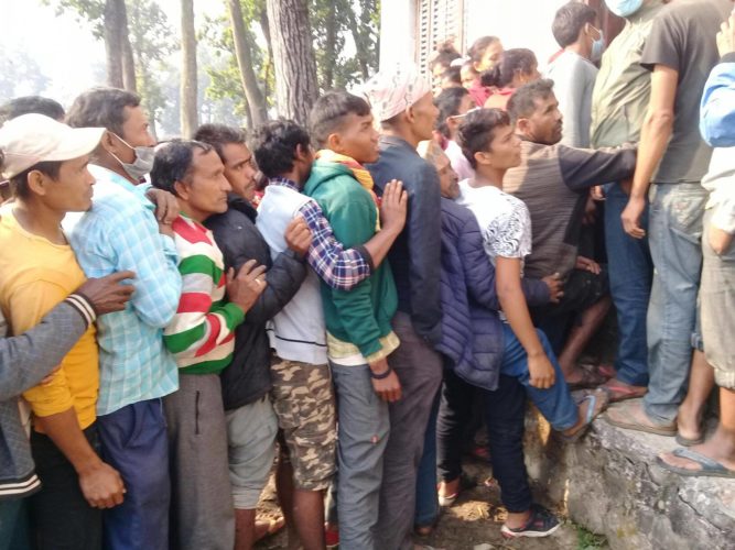 घोडाघोडीका किसान ले नत समयमै मल पाए, नत धानको मुल्य नै