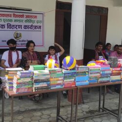 दीक्षान्त प्रकाशनद्वारा विद्यालयलाई डेढ लाख बढी मूल्य बराबरका पुस्तक वितरण