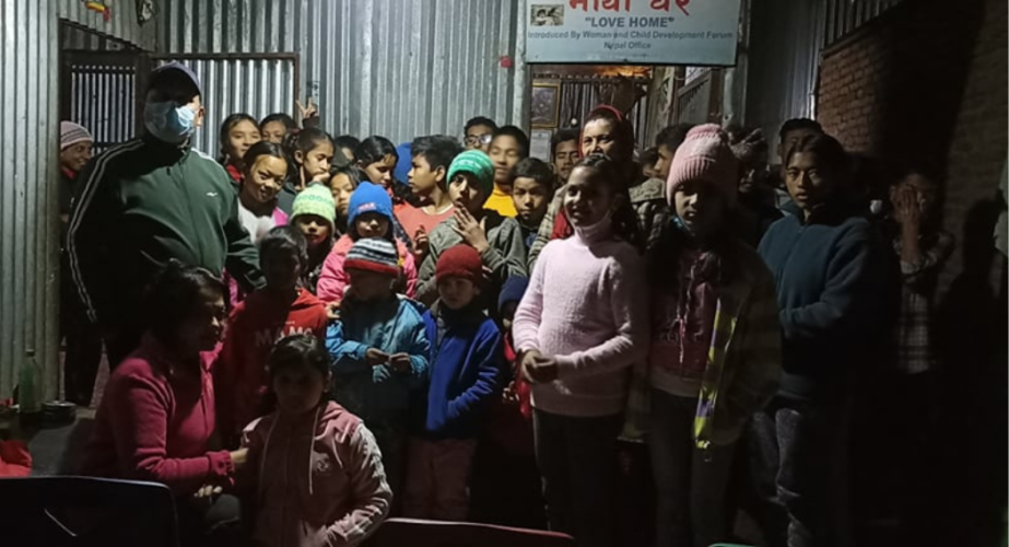 छोरीको जन्मदिनमा दीक्षान्तले गर्‍यो मायाघरका बालबालिकालाई खाद्यान्न वितरण