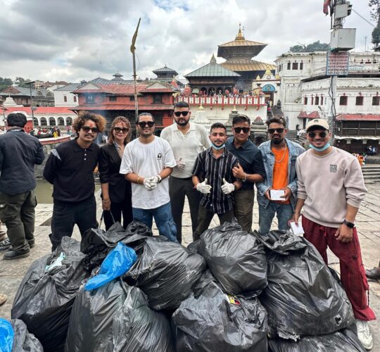 सुदूरपश्चिमका चर्चित कलाकारले गरे पशुपतिनाथमा सरसफाइ