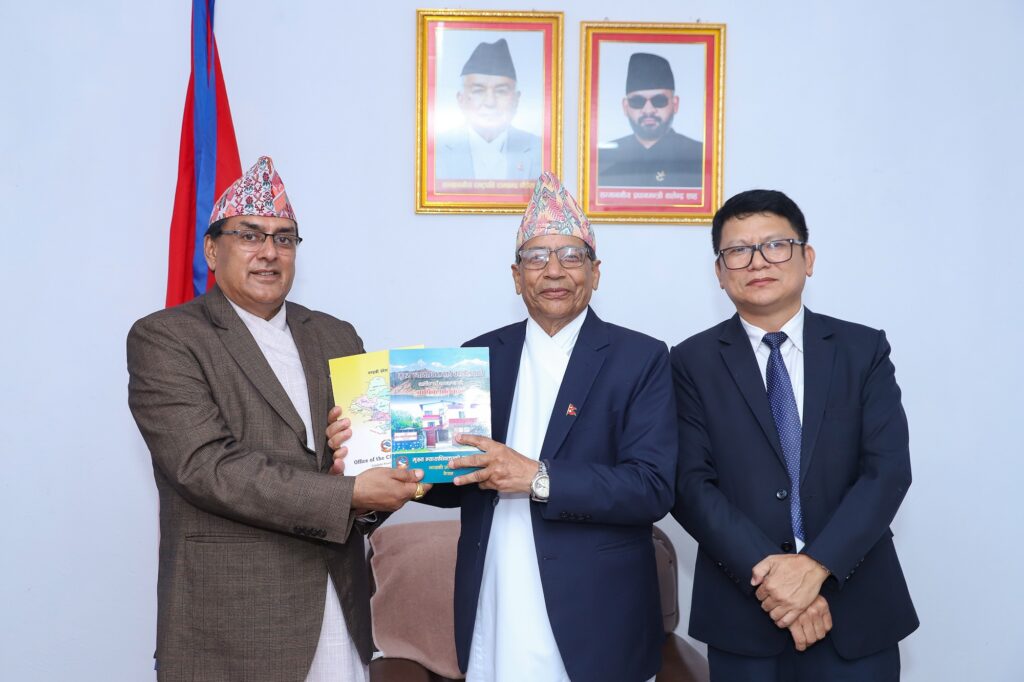गण्डकी प्रदेश प्रमुखसमक्ष मुख्य न्यायाधिवक्ताको प्रतिवेदन पेस गण्डकी प्रदेश प्रमुखसमक्ष मुख्य न्यायाधिवक्ताको प्रतिवेदन पेस